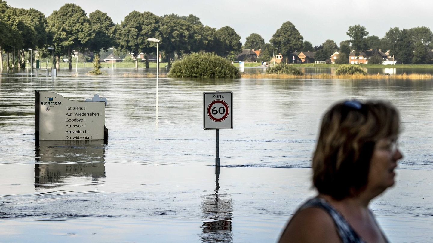 Niederlande, Arcen: Die Zufahrtsstraße zum Dorf Bergen steht am 18. Juli wegen des hohen Wasserstandes der Maas unter Wasser