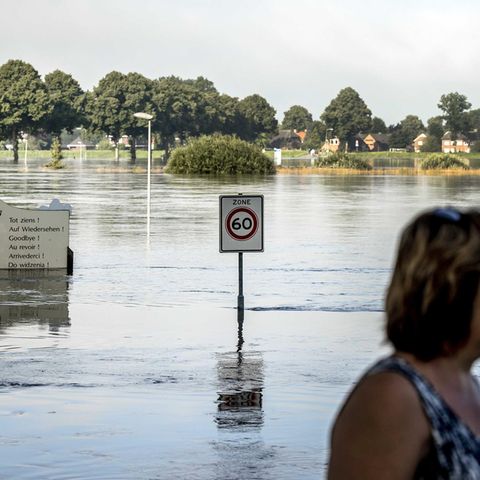 Niederlande, Arcen: Die Zufahrtsstraße zum Dorf Bergen steht am 18. Juli wegen des hohen Wasserstandes der Maas unter Wasser