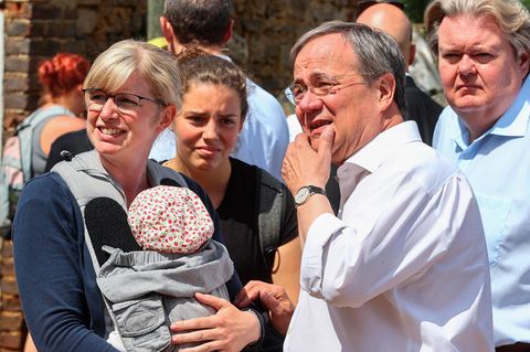 Armin Laschet (M.) muss erfahren, dass ihm die Katastrophe mehr abverlangt als ein paar bürgernahe Bilder
