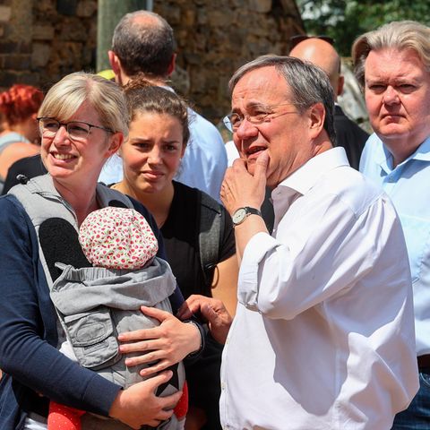 Armin Laschet (M.) muss erfahren, dass ihm die Katastrophe mehr abverlangt als ein paar bürgernahe Bilder