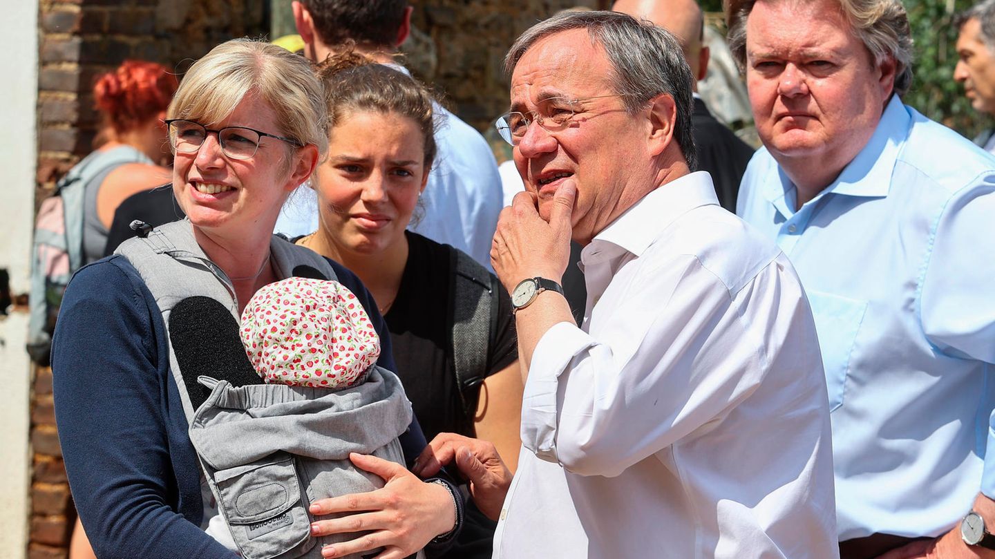 Flut: Armin Laschet (M.) muss erfahren, dass ihm die Katastrophe mehr abverlangt als ein paar bürgernahe Bilder Armin Laschet (M.) muss erfahren, dass ihm die Katastrophe mehr abverlangt als ein paar bürgernahe Bilder