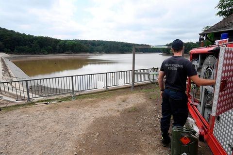 Ein Feuerwehrmann bedient den Kompressor der Hochleistungspumpe, mit denen die Steinbachtalsperre soweit entllert wurde