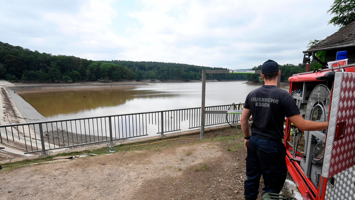 Ein Feuerwehrmann bedient den Kompressor der Hochleistungspumpe, mit denen die Steinbachtalsperre soweit entllert wurde