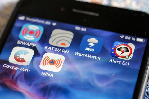 Verschiedene Warn-Apps sind auf auf einem Smartphone zu sehen
