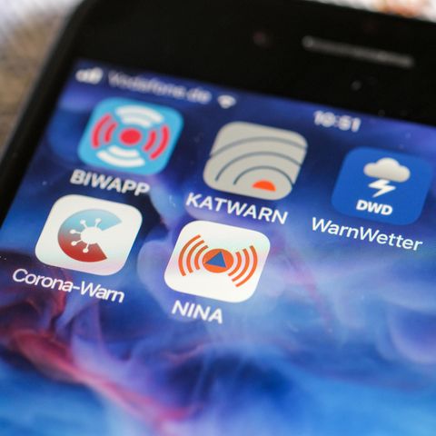 Verschiedene Warn-Apps sind auf auf einem Smartphone zu sehen