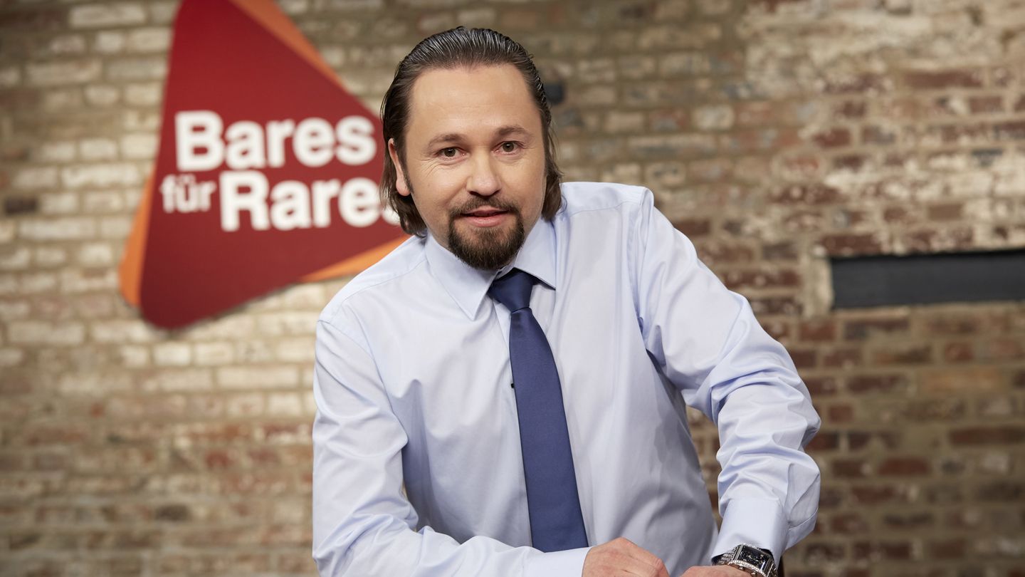 Wolfgang Pauritsch sitzt im Studio von Bares für Rares in Pulheim und schaut in die Kamera
