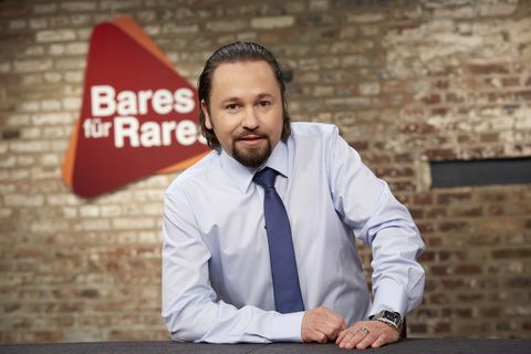 Wolfgang Pauritsch sitzt im Studio von Bares für Rares in Pulheim und schaut in die Kamera