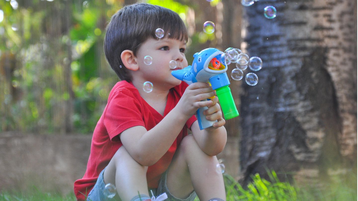 Ein Kind hält eine Seifenblasenpistole in der Hand