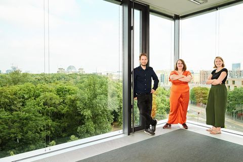 Kevin Kühnert, Ricarda Lang (M.) und Ria Schröder im Hauptstadtbüro von stern und Capital – im Hintergrund das Reichstagsgebäude