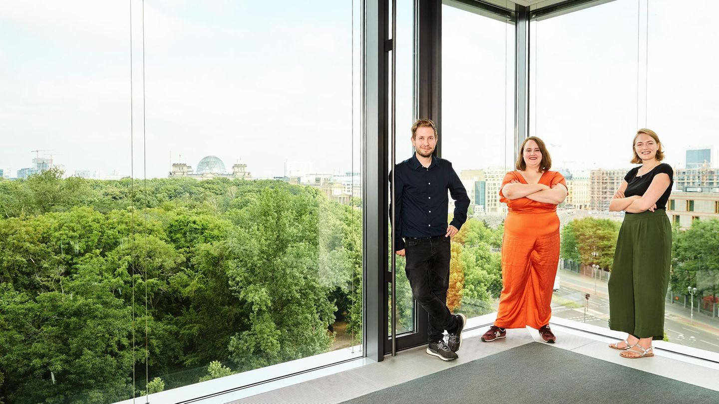 Kevin Kühnert, Ricarda Lang (M.) und Ria Schröder im Hauptstadtbüro von stern und Capital – im Hintergrund das Reichstagsgebäude