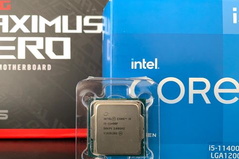 Der Intel Core i5 11400F steht vor seiner Verpackung