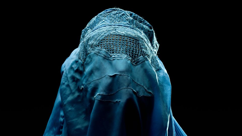 Eine Frau, die eine Burka trägt