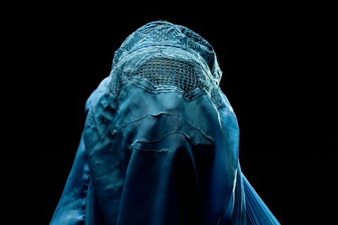 Eine Frau, die eine Burka trägt