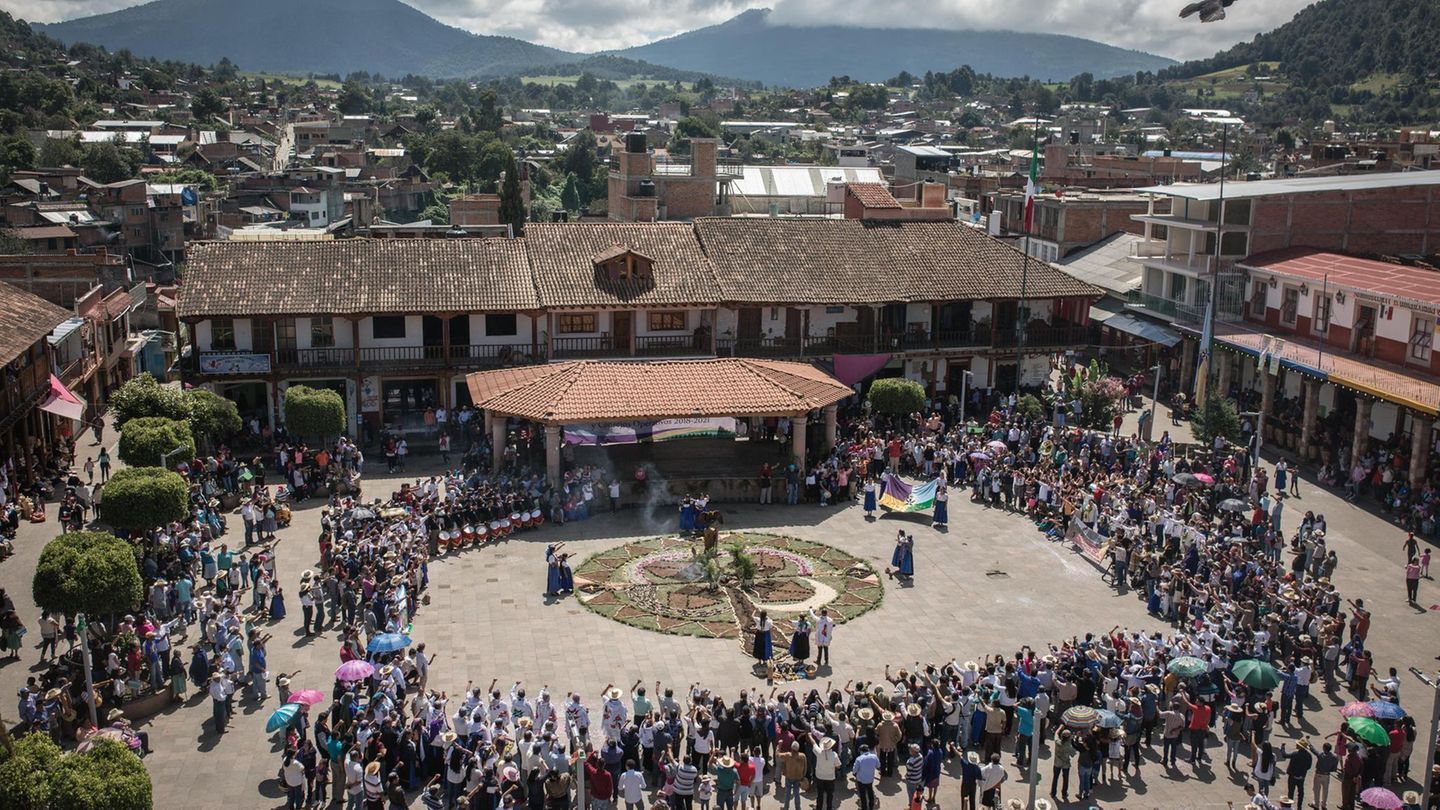 Auf dem zentralen Platz von Cherán haben sich Einwohner der Stadt zu einer Kundgebung versammelt