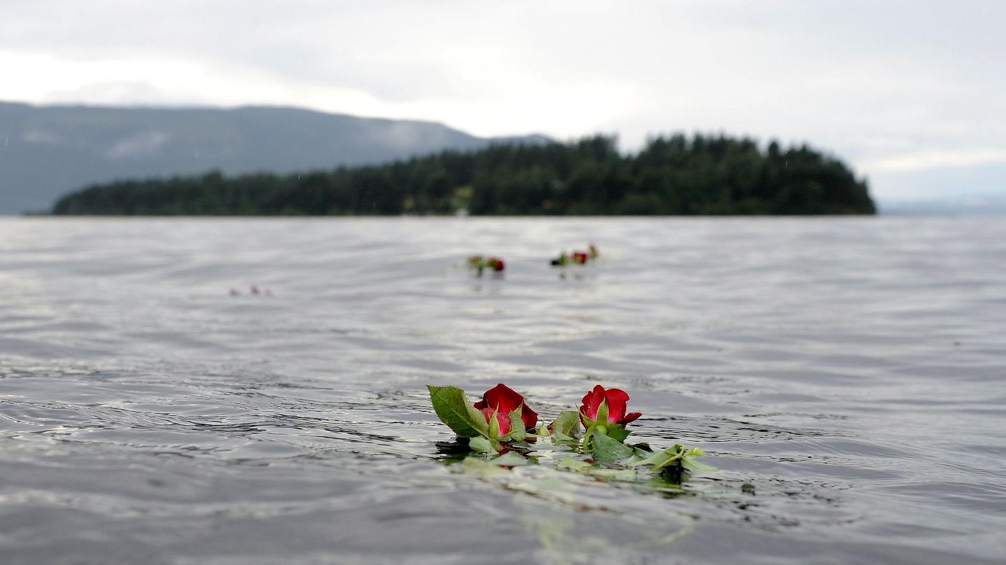 Eine Rose schwimmt im Gedenken an die Opfer des Anschlags von Utøya im Wasser vor der Insel