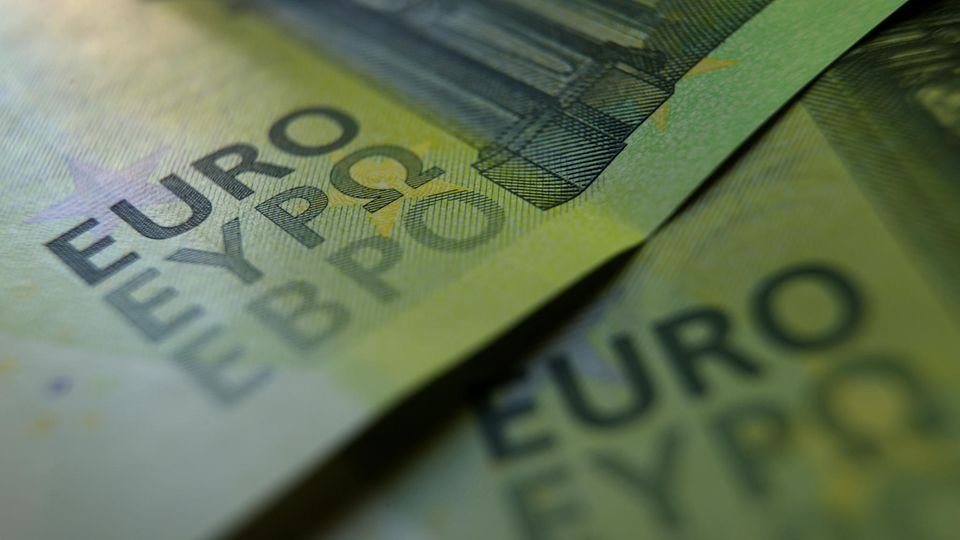 In Großaufnahme sind die "Euro"-Schriftzüge zweier grüner 100-Euro-Scheine zu sehen
