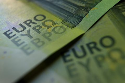 In Großaufnahme sind die "Euro"-Schriftzüge zweier grüner 100-Euro-Scheine zu sehen