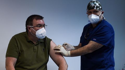 Gesundheitsminister Kostadin Angelov wird geimpft