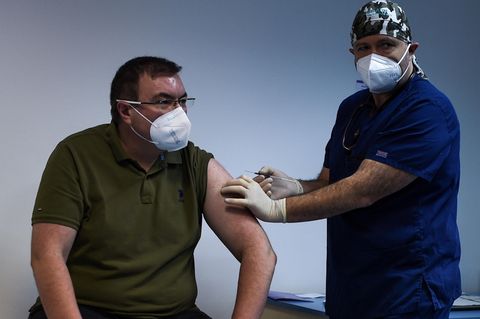 Gesundheitsminister Kostadin Angelov wird geimpft