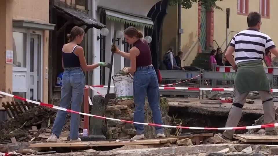 Video: Helfer hoffen auf Hilfe Video: Helfer hoffen auf Hilfe