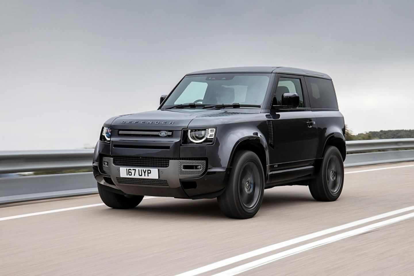 Auf asphaltierten Straßen erweist sich der Land Rover Defender V8 als komfortabler SUV