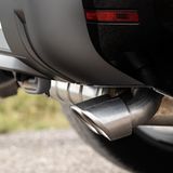 Vier dicke Endrohre kennzeichnen den Land Rover Defender V8