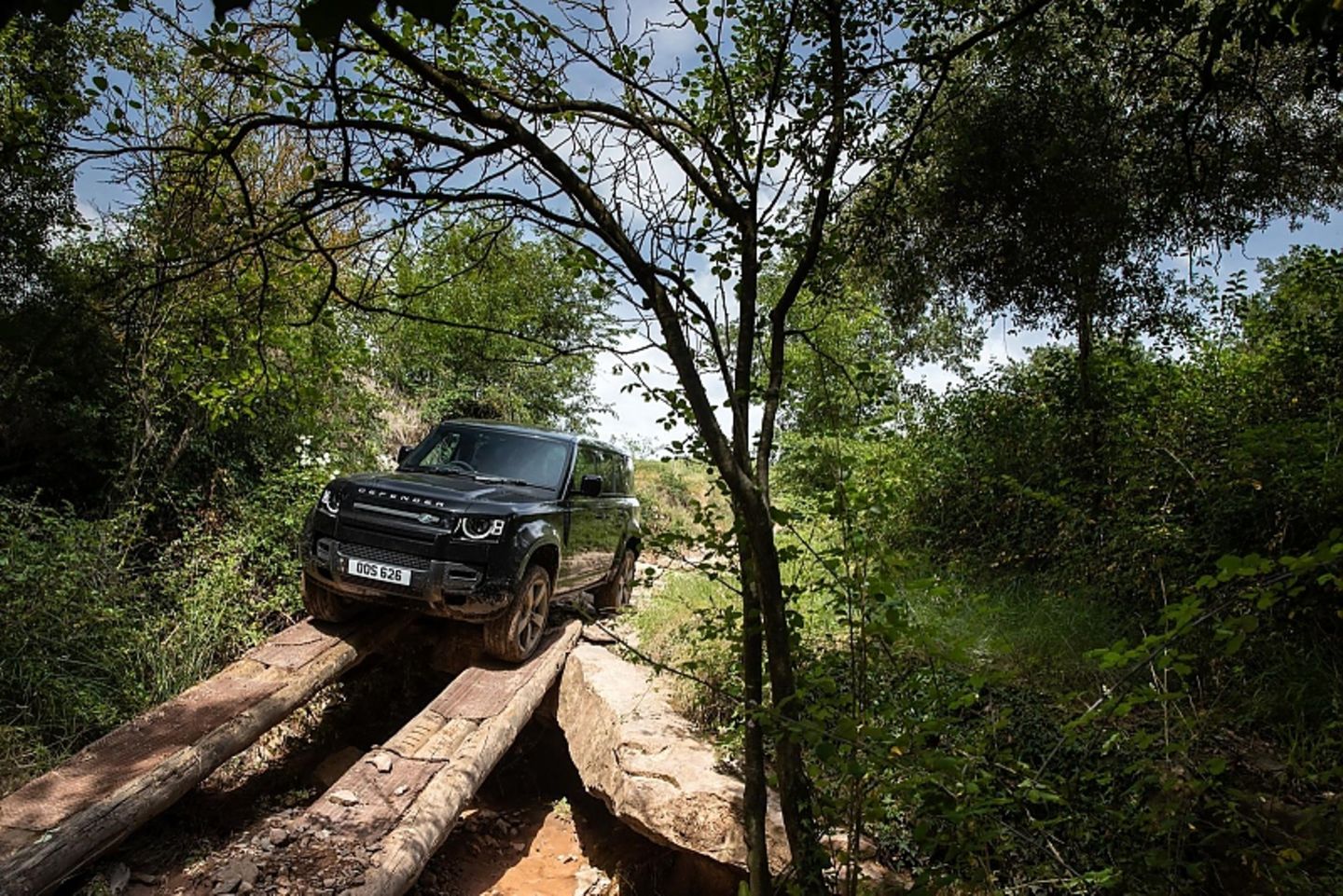 Schwer geländetauglich: der Land Rover Defender V8
