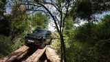 Schwer geländetauglich: der Land Rover Defender V8