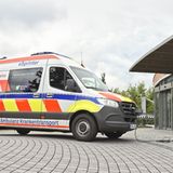 Ein Mercedes eSprinter eKTW 2021 an einer Ladestation