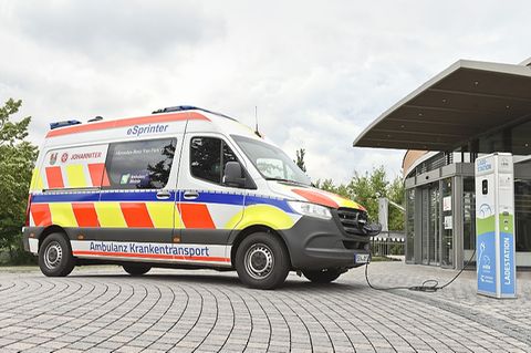 Ein Mercedes eSprinter eKTW 2021 an einer Ladestation