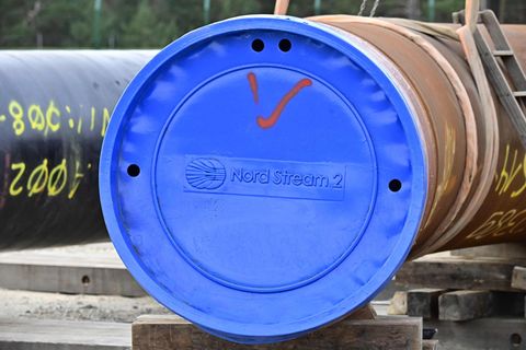 Ein riesiges Gasrohr ist mit einem blauen Deckel mit "Nord Stream 2"-Aufdruck verschlossen