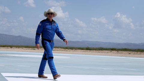 Milliardär Jeff Bezos nach seinem Flug zum Rand des Weltraums auf der Landebahn in Van Horn, Texas