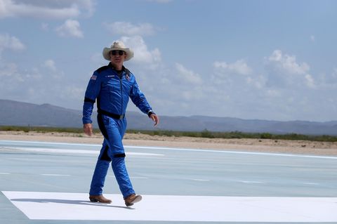 Milliardär Jeff Bezos nach seinem Flug zum Rand des Weltraums auf der Landebahn in Van Horn, Texas