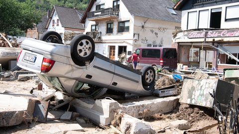 Ein Auto liegt in Altenahr auf dem Kopf
