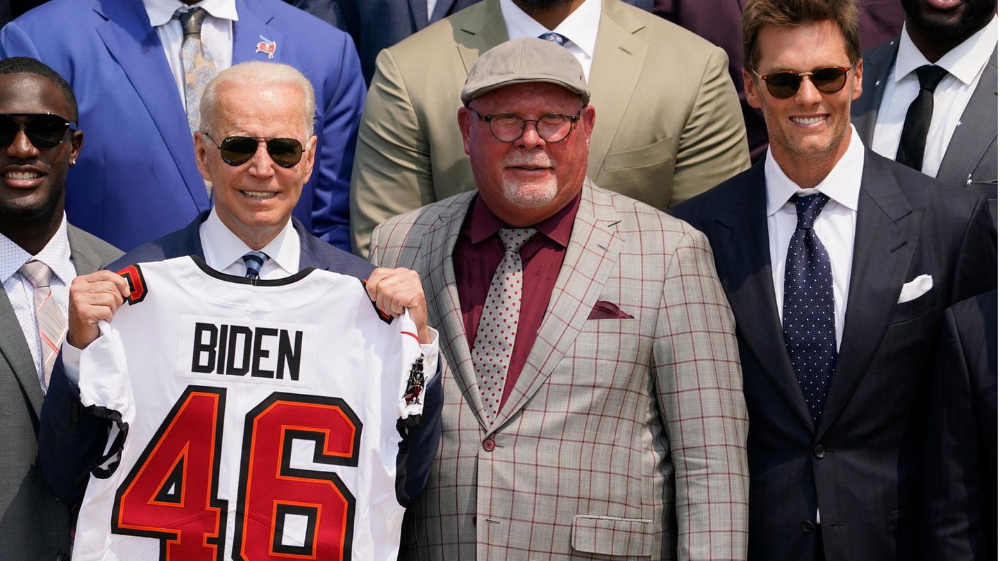 NFL star Brady jokes with US President Biden about Trump (video)