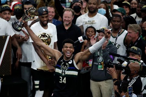 Milwaukee Bucks-Forward Giannis Antetokounmpo wird mit der MVP-Trophäe als bester Spieler der NBA ausgezeichnet.