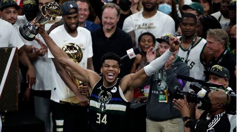 Milwaukee Bucks-Forward Giannis Antetokounmpo wird mit der MVP-Trophäe als bester Spieler der NBA ausgezeichnet.