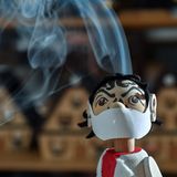 Ein Räuchermännchen mit dem stilisierten Gesicht Christian Drostens