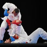 Karate. Die japanische Kampfkunst ist erstmals olympisch, macht aber nur einen Zwischenbesuch bei Olympia – offenbar aus Respekt für das Gastgeberland. Wie es heißt, soll die Sportart schon 2024 wieder aus dem olympischen Katalog fliegen. Gekämpft wird in zwei Disziplinen. Bei der Kata sind die Athlet:innen allein auf der Matte und kombinieren verschiedene Angriffs- und Verteidigungstechniken. Kumite ist ein Freikampf, bei dem zwei Athlet:innen gegeneinander antreten. Vergeben werden insgesamt acht Medaillensätze (zwei in der Kata, sechs in diversen Gewichtsklassen im Kumite). Zu den Kumite-Goldfavoriten in der Gewichtsklasse über 75 Kilo zählt auch der Deutsche Jonathan Horn aus Kaiserslautern (im Bild mit den blauen Handschuhen während der Bundesliga-Finals) – er ist Welt- und Europameister. Ebenfalls für Deutschland am Start: Ilja Smorguner (Kata), Noah Bitsch (Kumite) und Jasmin Jüttner (Kata). Außerdem startet der in Deutschland lebende Syrer Wael Shueb im IOC-Flüchtlingsteam. 
