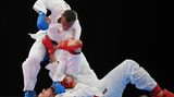 Karate. Die japanische Kampfkunst ist erstmals olympisch, macht aber nur einen Zwischenbesuch bei Olympia – offenbar aus Respekt für das Gastgeberland. Wie es heißt, soll die Sportart schon 2024 wieder aus dem olympischen Katalog fliegen. Gekämpft wird in zwei Disziplinen. Bei der Kata sind die Athlet:innen allein auf der Matte und kombinieren verschiedene Angriffs- und Verteidigungstechniken. Kumite ist ein Freikampf, bei dem zwei Athlet:innen gegeneinander antreten. Vergeben werden insgesamt acht Medaillensätze (zwei in der Kata, sechs in diversen Gewichtsklassen im Kumite). Zu den Kumite-Goldfavoriten in der Gewichtsklasse über 75 Kilo zählt auch der Deutsche Jonathan Horn aus Kaiserslautern (im Bild mit den blauen Handschuhen während der Bundesliga-Finals) – er ist Welt- und Europameister. Ebenfalls für Deutschland am Start: Ilja Smorguner (Kata), Noah Bitsch (Kumite) und Jasmin Jüttner (Kata). Außerdem startet der in Deutschland lebende Syrer Wael Shueb im IOC-Flüchtlingsteam. 