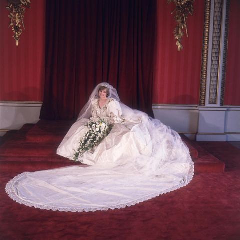 VOE STERN 30/2021  29th July 1981:  Formal portrait of Lady Diana Spencer (1961 - 1997) in her wedding dress designed by David and Elizabeth Emanuel.  (Photo by Fox Photos/Getty Images)