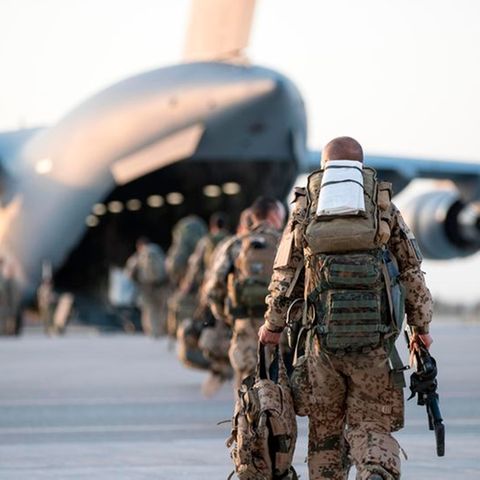 Nach Truppenabzug: "Allen Afghanen, die für Deutsche gearbeitet haben, droht Gefahr": Wie ein Soldat für ihren Schutz kämpft
