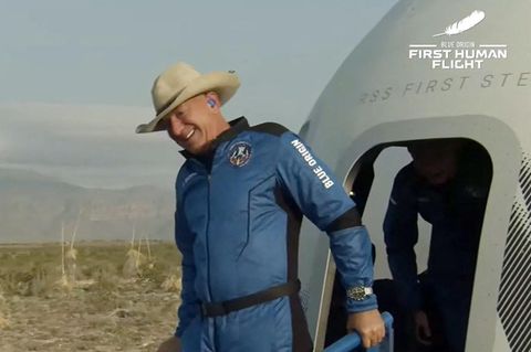 Jeff Bezos verlässt nach seinem Weltraumflug die Kapsel