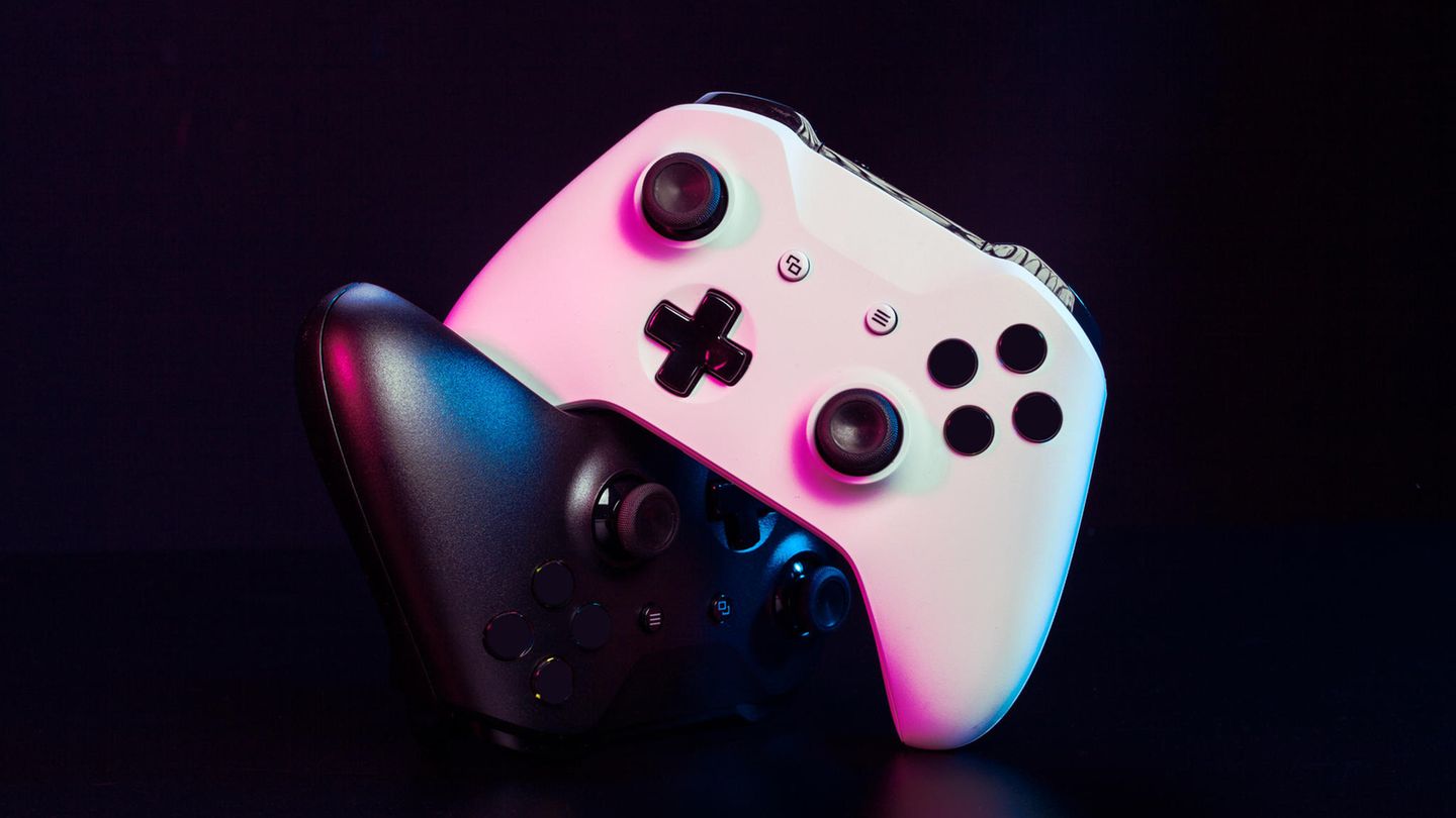 Controller für PC: Ein weißer und ein schwarzer Controller für den PC stehen sich gegenüber.