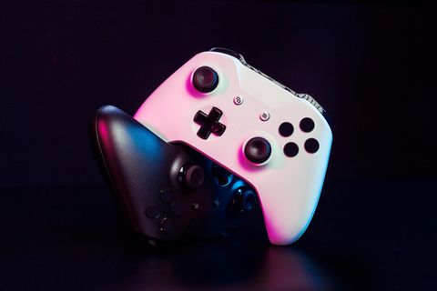 Controller für PC: Ein weißer und ein schwarzer Controller für den PC stehen sich gegenüber.