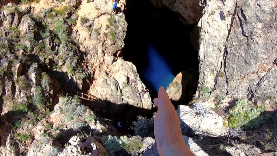 Klippenspringer wagen gefährlichen 25-Meter-Sprung in Höhle des Lichts