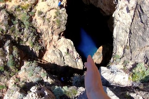 Klippenspringer wagen gefährlichen 25-Meter-Sprung in Höhle des Lichts