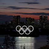 Am Odaiba Marine Park erhellen die Olympischen Ringe die Dämmerung