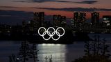 Am Odaiba Marine Park erhellen die Olympischen Ringe die Dämmerung