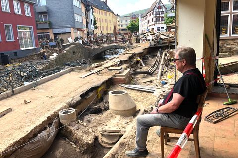 Günter Portz vor den Trümmern seiner Existenz